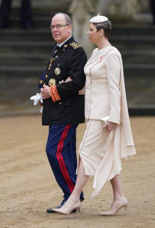 Charlene de Monaco porte un ensemble jupe-veste signée Tamara Ralph pour la cérémonie de couronnement du roi d'Angleterre Charles III à Londres, le 6 mai 2023