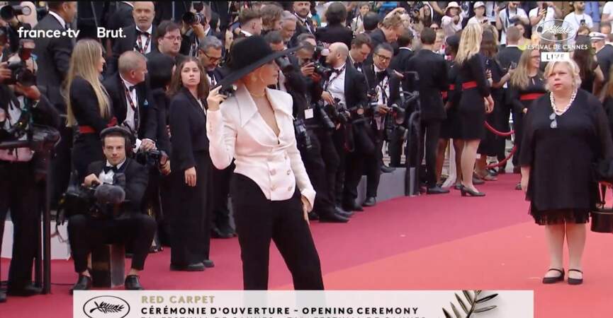 Emmanuelle Béart sublime au 76ème Festival International du Film de Cannes, France, le 16 mai 2023