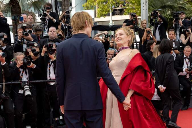 Levon Roan Thurman-Hawke et sa mère Uma Thurman - Montée des marches du film « Jeanne du Barry » pour la cérémonie d’ouverture du 76ème Festival International du Film de Cannes, au Palais des Festivals à Cannes. Le 16 mai 2023