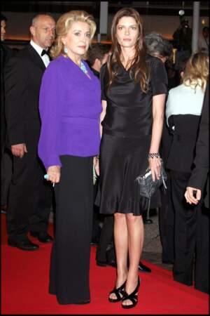 Catherine Deneuve et sa fille, Chiara Mastroianni en robe noire au Festival de Cannes en 2008. Elles présentent le film "Un conte de Noël"