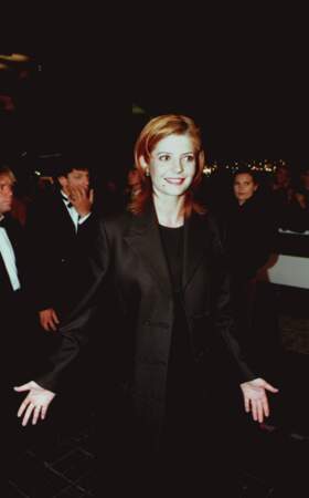 Chiara Mastroianni et son ensemble de costume noir au Festival de Cannes en 1996