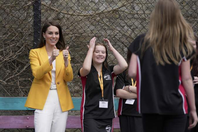 Encourageante, Kate Middleton s'est vite prêtée au jeu en allant soutenir les filles dans la cour de l'école