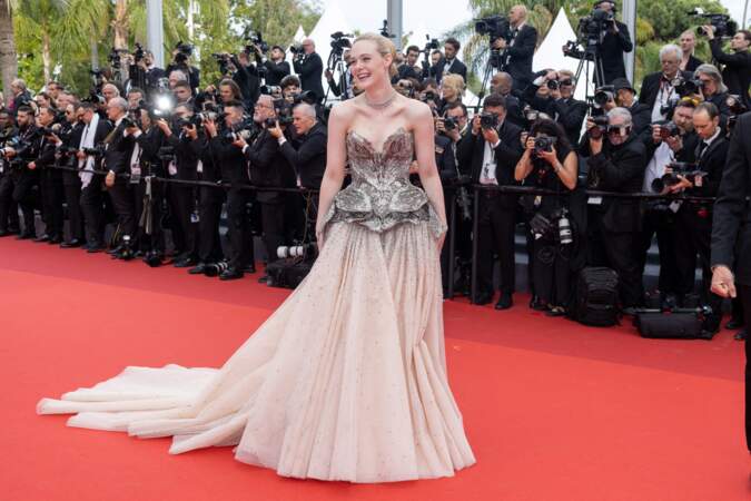 Elle Fanning - Montée des marches du film « Jeanne du Barry » pour la cérémonie d’ouverture du 76ème Festival International du Film de Cannes, au Palais des Festivals à Cannes. Le 16 mai 2023