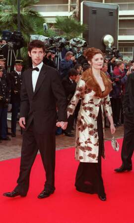Chiara Mastroianni et son long manteau en dentelle sur les marches du Festival de Cannes en 1997. Elle présente le film "The end of violence"