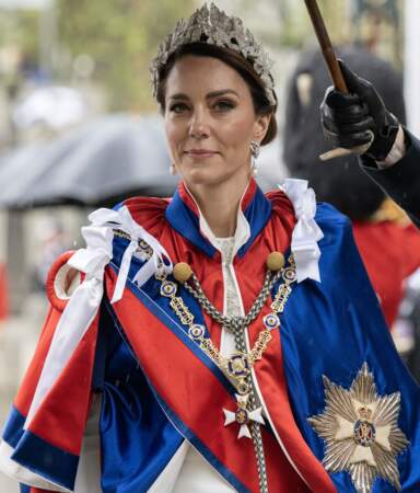 Kate Middleton porte l'étoffe du drapeau du Royaume-Uni pour le couronnement du roi d'Angleterre à Londres, le 6 mai 2023