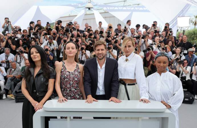 Maryam Touzani, Brie Larson, Ruben Ostlund, Julia Ducournau et Rungano Nyoni au photocall du jury du 76ème Festival International du Film de Cannes, France, le 16 mai 2023