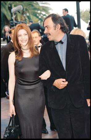 Chiara Mastroianni en robe noire satinée au Festival de Cannes 1998 à la présentation du film "Ceux qui m'aiment prendront le train"