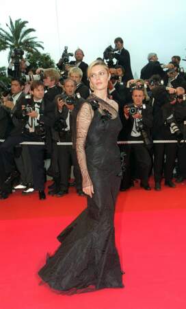 Chiara Mastroianni en blonde et sa robe en tulle au Festival de Cannes en 2001