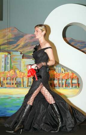 Chiara Mastroianni en blonde et sa robe flendue. Elle porte des collants en résille au Festival de Cannes en 2001
