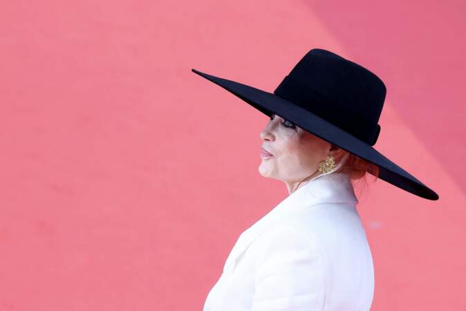 Emmanuelle Béart - Montée des marches du film « Jeanne du Barry » pour la cérémonie d’ouverture du 76ème Festival International du Film de Cannes, au Palais des Festivals à Cannes. Le 16 mai 2023