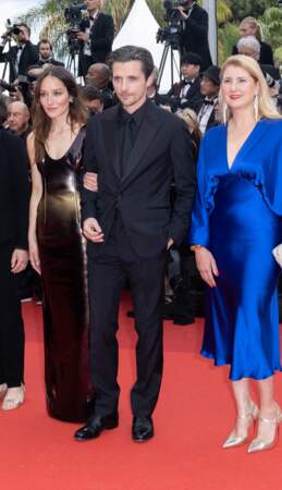 Raphaël Personnaz en costume et cravate en satin noir avec Anaïs Demoustier - Montée des marches du film 'Jeanne du Barry' pour la cérémonie d’ouverture du 76ème Festival de Cannes