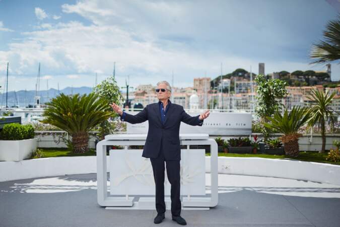 Michael Douglas dans un costume plus décontracté et chemise bleue - Photocall pour la Palme d'Or honorifique du 76ème festival annuel du film de Cannes au Palais des Festivals à Cannes, France, le 16 mai 2023