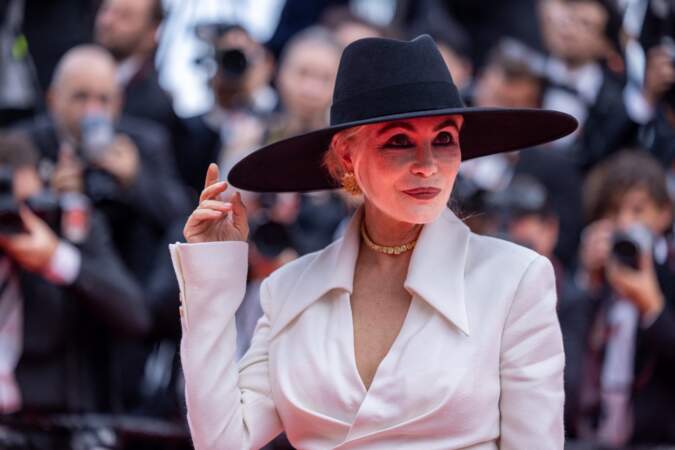 Emmanuelle Béart en Balmain - Montée des marches du film « Jeanne du Barry » pour la cérémonie d’ouverture du 76ème Festival International du Film de Cannes, au Palais des Festivals à Cannes. Le 16 mai 2023 