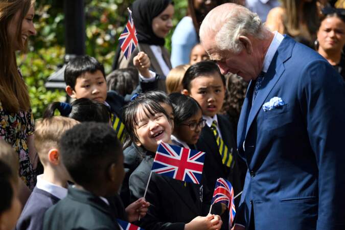 Des écoliers étaient aussi venus rencontrer le roi à Covent Garden