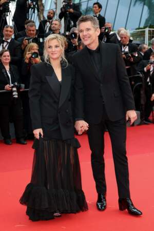 Ethan Hawke et sa femme Ryan Shawhughes Hawke - Montée des marches du film "Monster" pour le 76ème Festival International du Film de Cannes, au Palais des Festivals à Cannes. Le 17 mai 2023