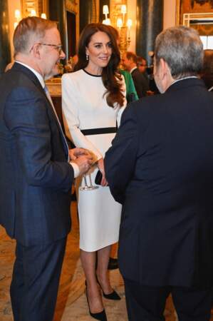Kate Middleton porte une robe blanche Jenny Packham à Londres, le 5 mai 2023