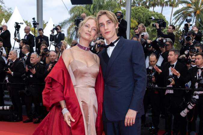 Uma Thurman et son fils Levon Roan Thurman-Hawke affichent leur complicité lors de la montée des marches du film « Jeanne du Barry », pour la cérémonie d’ouverture du 76ème Festival International du Film de Cannes, au Palais des Festivals à Cannes, le 16 mai 2023
