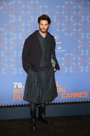 Baptiste Giabiconi ose la jupe Dior Men - Montée des marches du film 'Jeanne du Barry' pour la cérémonie d’ouverture du 76ème Festival de Cannes