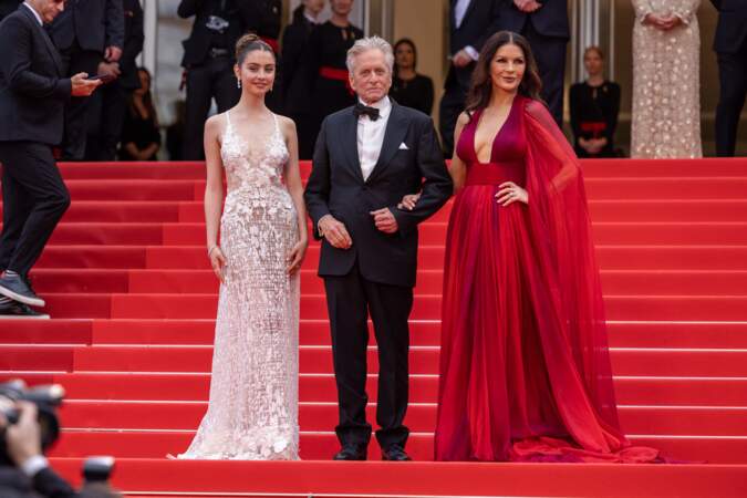 Michael Douglas sophistiqué en costume noir et noeud papillon avec sa femme Catherine Zeta-Jones et leur fille Cary - Montée des marches du film 'Jeanne du Barry' pour la cérémonie d’ouverture du 76ème Festival de Cannes