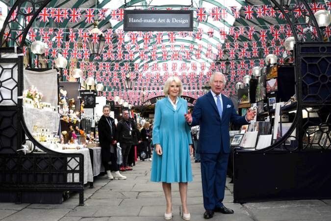 Au marché de Covent Garden, Charles et Camilla ont posé devant le stand d'art et de design