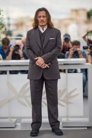 Johnny Depp chic en costume gris - Photocall de la conférence de presse pour "Jeanne du Barry" lors du 76ème Festival de Cannes le 17 mai 2023