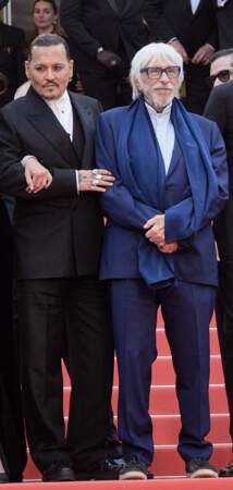 Johnny Depp en Dior et Pierre Richard dans un costume bleu - Montée des marches du film 'Jeanne du Barry' pour la cérémonie d’ouverture du 76ème Festival de Cannes