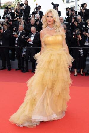Victoria Silvstedt ose la couleur avec une robe jaune signée Christophe Guillarmé au Festival de Cannes, le 16 mai 2023