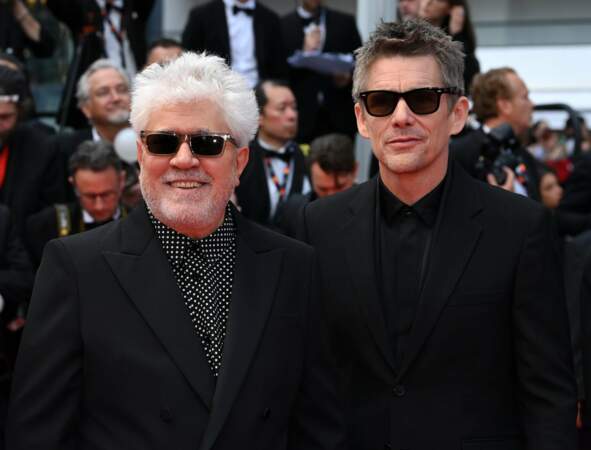 Le réalisateur Pedro Almodóvar et Ethan Hawke - Montée des marches du film "Monster" pour le 76ème Festival International du Film de Cannes, au Palais des Festivals à Cannes. Le 17 mai 2023