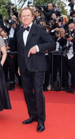 John C. Reilly en costume trois pièces et noeud papillon - Montée des marches du film 'Jeanne du Barry' pour la cérémonie d’ouverture du 76ème Festival International du Film de Cannes