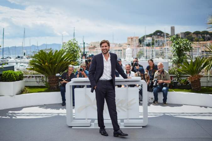 Ruben Ostlund en costume bleu nuit et chemise blanche - Photocall du jury du 76ème Festival International du Film de Cannes