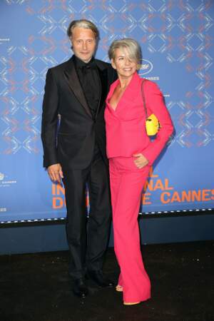 Mads Mikkelsen en total look noir signé Zegna au côté de sa femme Hanne Jacobsen - Montée des marches du film 'Jeanne du Barry' pour la cérémonie d’ouverture du 76ème Festival de Cannes