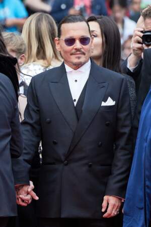 Johnny Depp en Dior par Kim Jones - Montée des marches du film 'Jeanne du Barry' pour la cérémonie d’ouverture du 76ème Festival de Cannes
