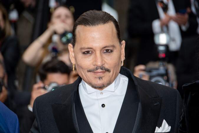 Johnny Depp en costume trois pièces signé Dior par Kim Jones -
Montée des marches du film 'Jeanne du Barry' pour la cérémonie d’ouverture du 76ème Festival de Cannes
