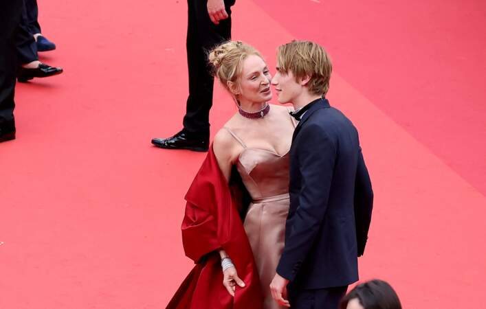 Uma Thurman et son fils Levon Roan Thurman-Hawke souriants et complices à la montée des marches du film « Jeanne du Barry » pour la cérémonie d’ouverture du 76ème Festival International du Film de Cannes, au Palais des Festivals à Cannes, le 16 mai 2023