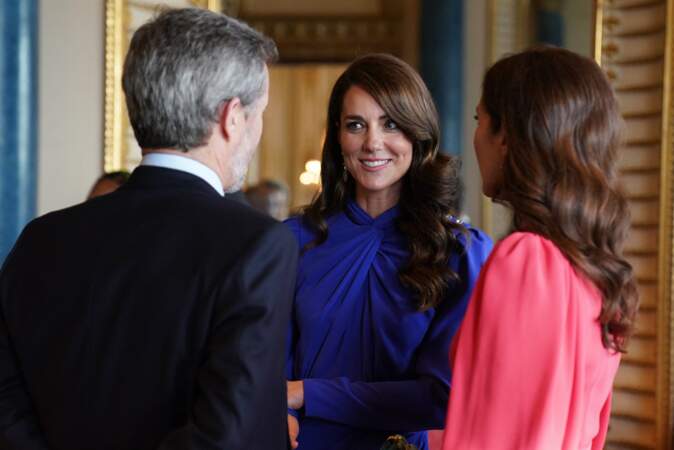 Kate Middleton s'habille d'un bleu royal de la marque Self-Portrait 
lors d'une réception organisée par le roi Charles III, en marge du couronnement à Londres. Le 5 mai 2023