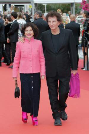 Jack Lang chic et décontracté en costume et t-shirt noir avec sa femme Monique - Montée des marches du film 'Jeanne du Barry' pour la cérémonie d’ouverture du 76ème Festival de Cannes