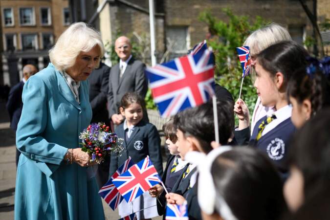 De plus en plus à l'aise lors des bains de foule, Camilla a échangé quelques mots avec les fans de la famille royale venus la saluer