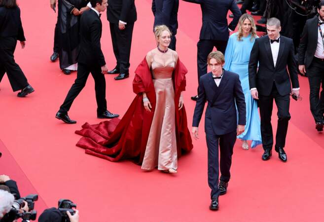  Levon Roan Thurman-Hawke en Dior Men avec sa mère Uma Thurman - Montée des marches du film 'Jeanne du Barry' pour la cérémonie d’ouverture du 76ème Festival International du Film de Cannes