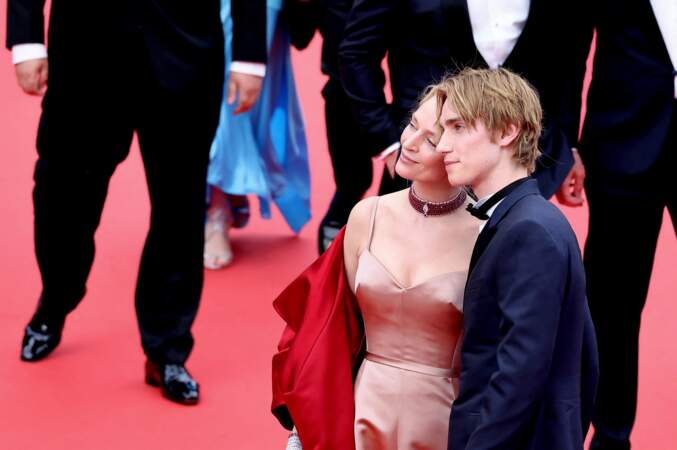 Uma Thurman et son fils Levon Roan Thurman-Hawke ont fait sensation lors de la montée des marches du film « Jeanne du Barry » pour la cérémonie d’ouverture du 76ème Festival International du Film de Cannes, au Palais des Festivals à Cannes, le 16 mai 2023