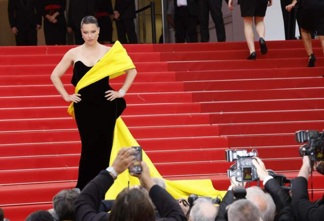 Adriana Lima - Montée des marches du film "Indiana Jones et le Cadran de la Destinée" pour le 76ème Festival de Cannes. Le 18 mai 2023