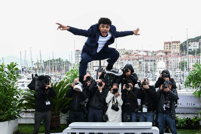 Jour 3 : Ethann Isidore fait un saut périlleux devant les photographes (Le 18 mai 2023, au Festival de Cannes)