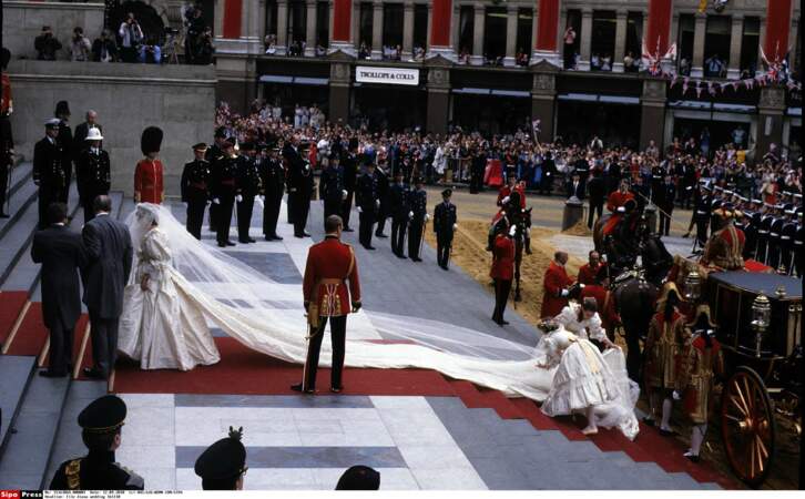 Charles III et Diana Spencer arrivent à la cathédrale Saint-Paul de Londres pour leur mariage le 29 juillet 1981