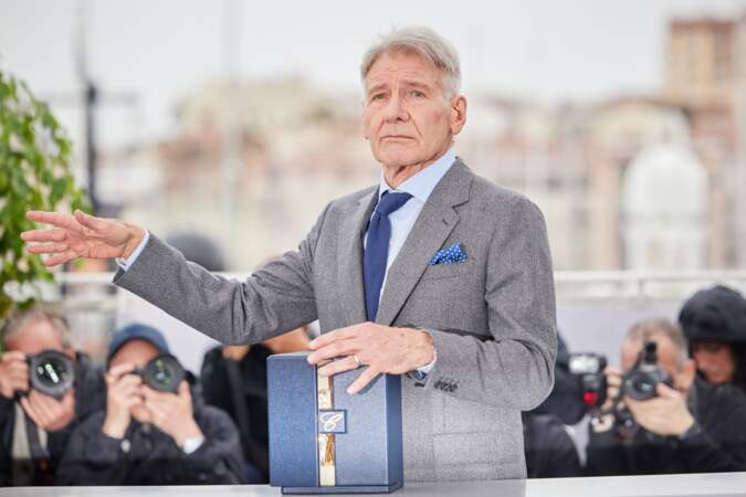 Harrison Ford et sa Palme d'or d'honneur surprise au photocall de "Indiana Jones et le cadran de la destinée" lors du 76ème Festival de Cannes, le 19 mai 2023