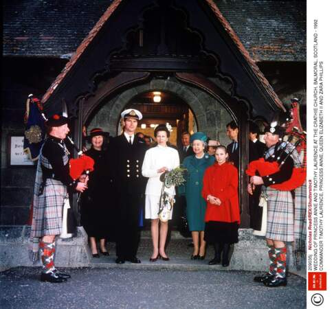 La princesse Anne et Thimothy Laurence s'unissent le 12 décembre 1992 dans la petite église écossaise de Crathie Kirk, à Balmoral, en Écosse