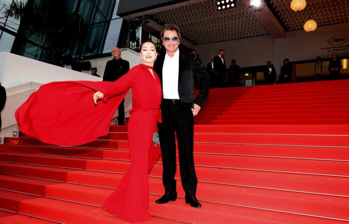 Jean-Michel Jarre et sa compagne Gong Li - Montée des marches du film "Indiana Jones et le cadran de la destinée" lors du 76ème Festival International du Film de Cannes, au Palais des Festivals à Cannes. Le 18 mai 2023.