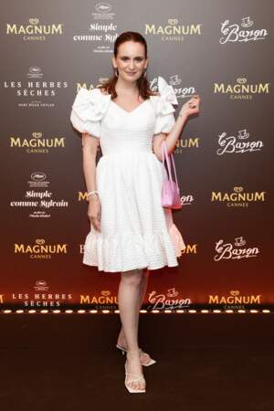 Agatha Maksimova et sa courte robe blanche à froufrous à la soirée Magnum en marge du Festival de Cannes, le 18 mai 2023