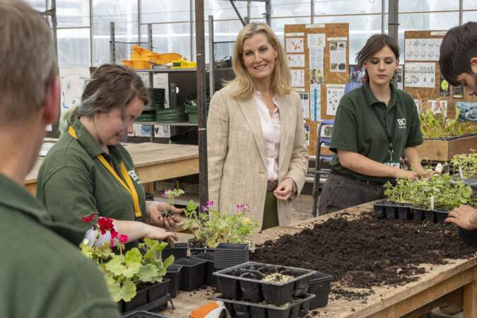 Sophie Rhys-Jones, duchesse d'Edimbourg, rencontre des étudiants du Berkshire College of Agriculture près de Maidenhead (Berkshire), le 18 mai 2023.