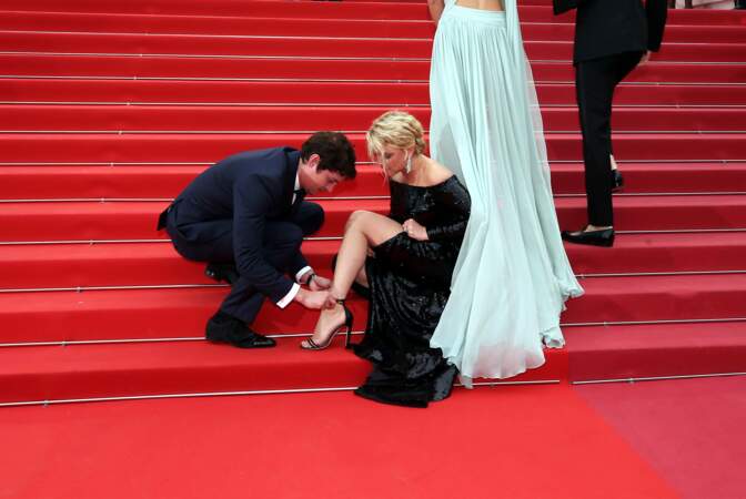 Petit accident de chaussures lors de sa montée des marches du film "Sibyl" au Festival de Cannes, en 2019