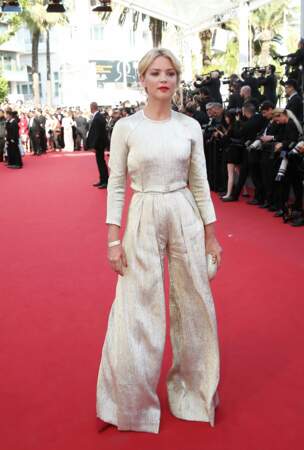 Virginie Efira enfile une longue robe à fente couleur immaculée de blanc au Festival de Cannes, en 2015