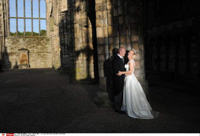 Zara Phillips se marie avec Mike Tindall le 30 juillet 2011 en l'église de Canongate, dans la capitale écossaise, Edimbourg (ici posant dans l'abbaye de Holyrood, à dix minutes à pied de l'église de Canongate)